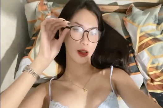 Nàng đẹp ngực lớn khiến cu anh cương cứng